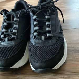 Dior B22 throw me an over starting at 100$